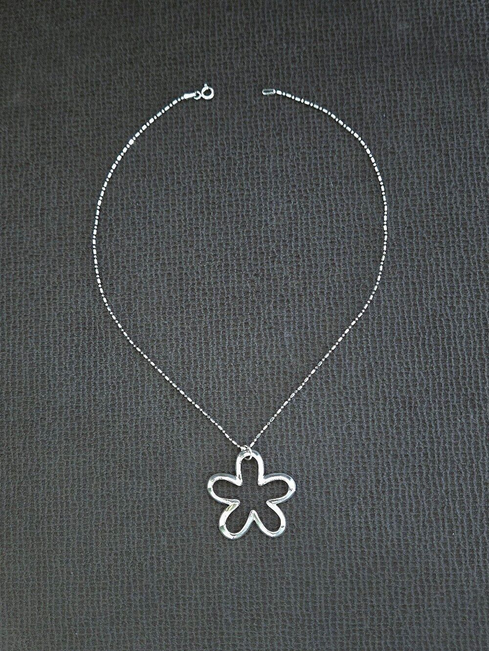 Silver🤍 Open Flower🌸 Pendant Necklace - NWOT
